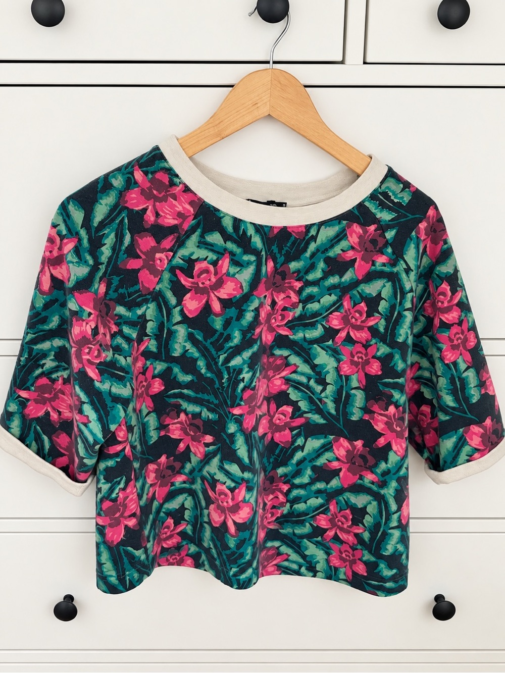 MinkPink Floral 3/4 Sleeve Cropped Sweatshirt Top in Dark Green and Pink